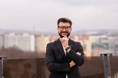 Şehir merkezindeki işlek caddede tablet bilgisayarlı çekici bir ofis çalışanı.