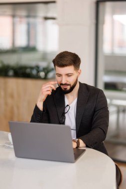 PC klavyesinde yazan, e- postaları kontrol eden, iş yerinde online toplantıya katılan mutlu erkek girişimci