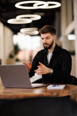 iş, insan ve teknoloji kavramı - ofis dizüstü bilgisayarda görüntülü arama müşteri servis operatörünüz veya ortak olan iş adamı