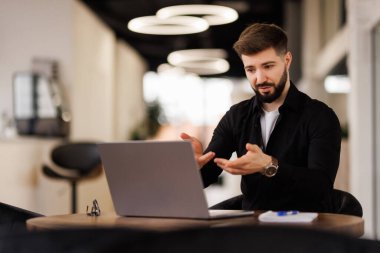 iş, insan ve teknoloji kavramı - ofis dizüstü bilgisayarda görüntülü arama müşteri servis operatörünüz veya ortak olan iş adamı