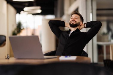 Rahat mutlu işadamı öğrenci işçi salonu çalışma masası kafe masa meditasyon, pozitif sakin adam dinlenmek mola bilgisayar streç baş rüya dinlenme arkasında el tutun huzur hissediyorum