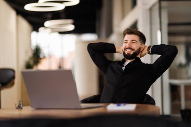 Rahat mutlu işadamı öğrenci işçi salonu çalışma masası kafe masa meditasyon, pozitif sakin adam dinlenmek mola bilgisayar streç baş rüya dinlenme arkasında el tutun huzur hissediyorum