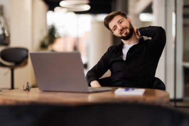 Hasta ve yorgun hissediyorum. Hüsrana uğramış genç bir adam ofisteki iş yerinde otururken burnuna masaj yapıyor ve gözlerini kapalı tutuyor.