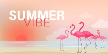 Günbatımında flamingolu bir reklam pankartı. Okyanusun arka planındaki Summer Vibe yazısını..