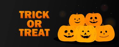 Cadılar Bayramı için şaka mı şeker mi pankartı. Siyah arkaplanda renkli balkabakları.