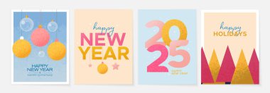 Minimalist bir tasarıma sahip yeni yıl kartları. Renkli bir arka planda Noel ağacı ve oyuncaklar. Mutlu yıllar kartları..