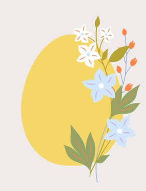 Bej arka planda güzel çiçekler olan sarı Paskalya yumurtası. Paskalya tebrik arkaplanı.