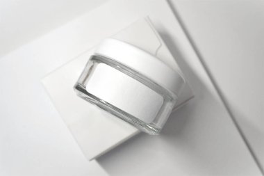 Beyaz arka planda kavanoz modeli. Beyaz bir kutuda cam kavanoz..