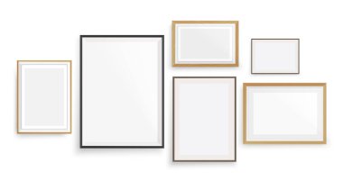 Gölgeli beyaz bir duvarda, ahşap çerçevelerde altı model.