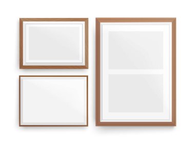 Beyaz arka plan için ahşap çerçevelerin bir kopyası. Duvarda gölgesi olan üç kahverengi çerçeve şablonu.