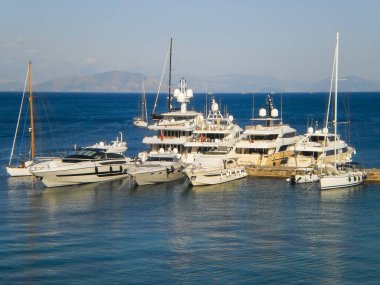 Yunanistan 'ın Korfu adasının başkenti Kerkyra' nın manzarası.