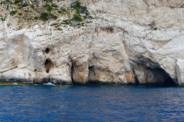 Yunanistan 'ın Zante Adası kayalık sahillerindeki deniz mağarası.