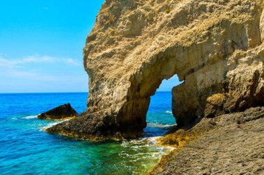 Yunanistan 'ın Zante Adası kayalık sahillerindeki deniz mağarası.