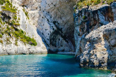 Yunanistan 'ın Zante Adası kayalık sahillerindeki deniz mağarası.