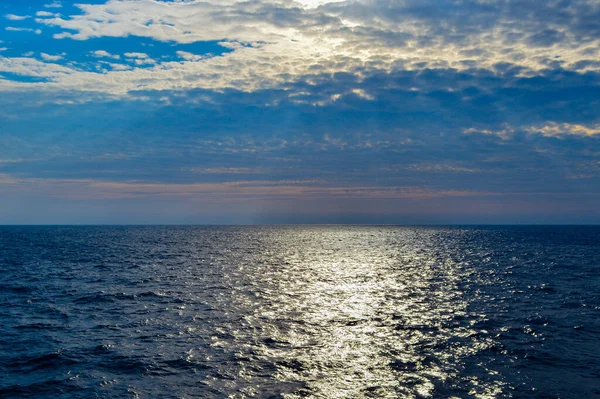 海とビーチの風景 雲と青空 — ストック写真
