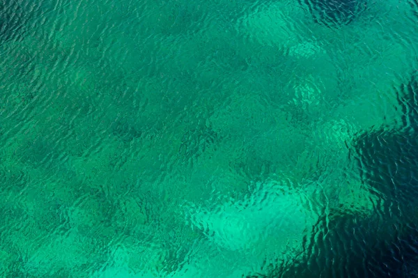 穏やかな澄んだ海の水の背景 穏やかな海の水の背景 — ストック写真