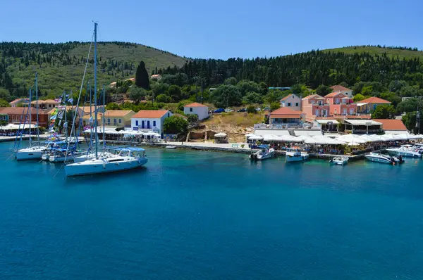 前往希腊凯法利尼亚岛的游轮是一个美丽的夏季目的地 希腊凯法利尼亚岛 2015年6月17日 — 图库照片