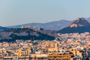 Atina kenti, pek çok antik eser ve mükemmel iklimle, Atina kenti, Yunanistan, 03-15-2020 ile yıl boyunca Yunanistan 'ın tatil başkenti konumunda bulunuyor.