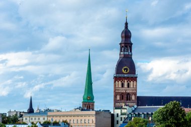 Riga şehri, birçok tarihi eser ve mükemmel iklimi, Riga şehri, Letonya, 08-17-2021 ile tüm yıl boyunca Letonya 'nın başkentidir.