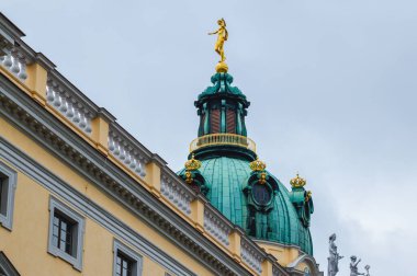 Berlin Almanya 'daki Charlottenburg Sarayı' nın kubbesini altın heykel ve barok detaylarıyla, Avrupa 'nın tarihi simgesi ve ünlü kültür mirası alanıyla kapatın..