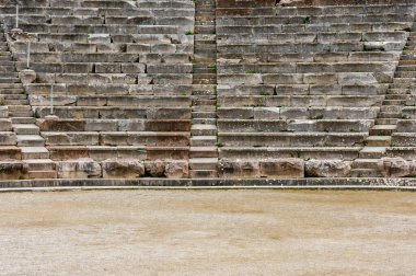 Yunanistan 'daki Antik Epidaurus Tiyatrosu' nun taş oturma sıraları ve merdivenlerine yakından bakınca antik amfitiyatro mimarisinin tarihi detaylarını görüyoruz..