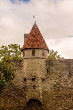 Tallinns 'deki Danimarka Kralının Bahçesi' nin girişinde kırmızı kiremit kaplı ortaçağ kulesi, Estonya 'nın tarihi şehir duvarının bir parçası..