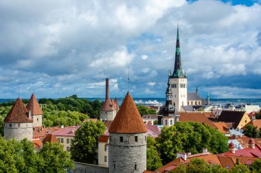 Tallinn Eski Kasabası, Estonya 'da parçalı bulutlu bir yaz gününde Patkuli Viewing Platformu' ndan görüldüğü üzere, ortaçağ taş kuleleri, kırmızı çatıları ve St. Olaf Kilisesi ile ufuk çizgisi..