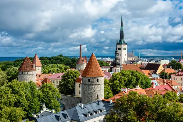 Tallinn Eski Kasabası 'nın panoramik manzarası, Estonya' daki Patkuli Viewing Platformu 'ndan görüldüğü üzere ortaçağ taş kuleleri, kırmızı çatılar ve St. Olaf Kilisesi sergileniyor..