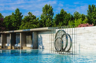 Selanik, Yunanistan - Temmuz 2024: Aydınlık bir yaz günü kentler üzerindeki kentsel parkta çağdaş heykel.