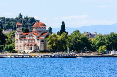 Yunan Ortodoks Azizler Kilisesi Konstantin ve Helen kıyı kenti Agios Konstantinos, Fthiotida 'da, ön planda deniz ve mavi gökyüzü.