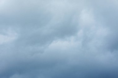 Huysuz gri-mavi bulutlu gökyüzü yumuşak dokular ve nesneler olmadan. Özgeçmiş, atmosfer kavramları, hareket grafikleri veya minimalist hisse kullanımı için ideal.