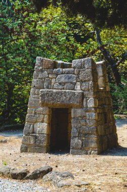 Kuzey Yunanistan 'ın Serres kentindeki Agioi Anargyroi Vadisi' nde doğayla çevrili eski bir taş bina. Huzurlu bir orman ortamında kırsal mimari bir detay..