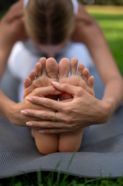 Kadın evde yoga yapıyor, kapat ellerini.