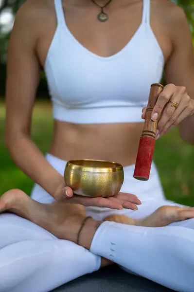 Yakın plan - Lotus pozunda meditasyon yapan bir kadın.