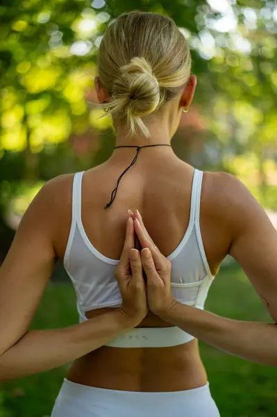 Kadın yoga egzersizinden önce geriniyor.