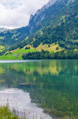 Interinterinterinterinterinterinterinterinterinterinterinterinterinterinterinterinterview gölü, Interinterinterinterinterinterinterinterinterinterinterinterinterinterinterinterinterinterinterinterinterview, arka planda, İsviçre Alplerinin üst kısmında yer alır.