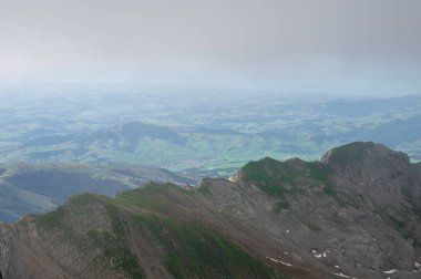 İsviçre Alpleri 'ndeki dağın zirvesinden dağ manzarası