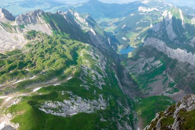 İsviçre Alpleri 'ndeki dağın zirvesinden dağ manzarası