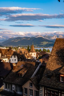 Akşamları Lucerne şehri manzarası