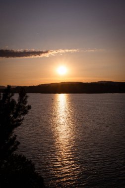 Gölde gün batımı