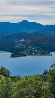 İsviçre Alplerinde Dağ Gölü