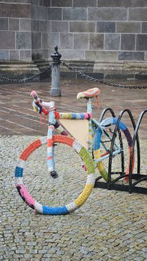 Bisiklet tekerleği ve bisiklet duvarın önünde. Almanya.