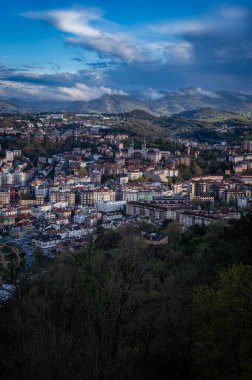 Dağın tepesinden deniz manzarası, Sebastian 'ın şehri.