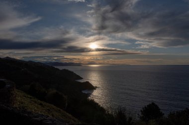 Dağın tepesinden deniz manzarası, Sebastian 'ın şehri.