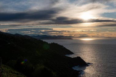 Dağın tepesinden deniz manzarası, Sebastian 'ın şehri.