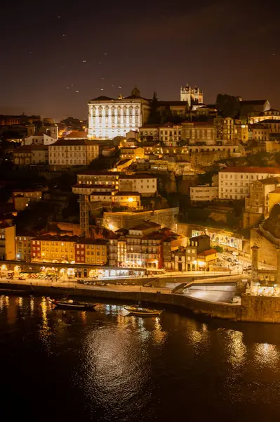 Geceleri Porto şehrinin manzarası