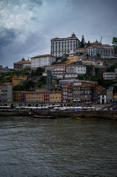 Porto manzarası Douro nehri kıyısında renkli evler, porto, Portekiz.