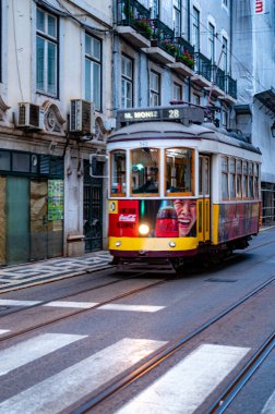 Lizbon şehir merkezinde tramvay