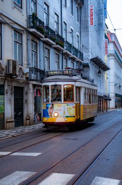 Lizbon şehir merkezinde tramvay