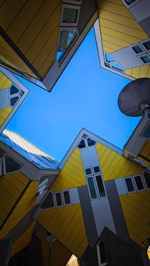 Şehrin modern mimarisi Rotterdame, Sarı Küp Binası